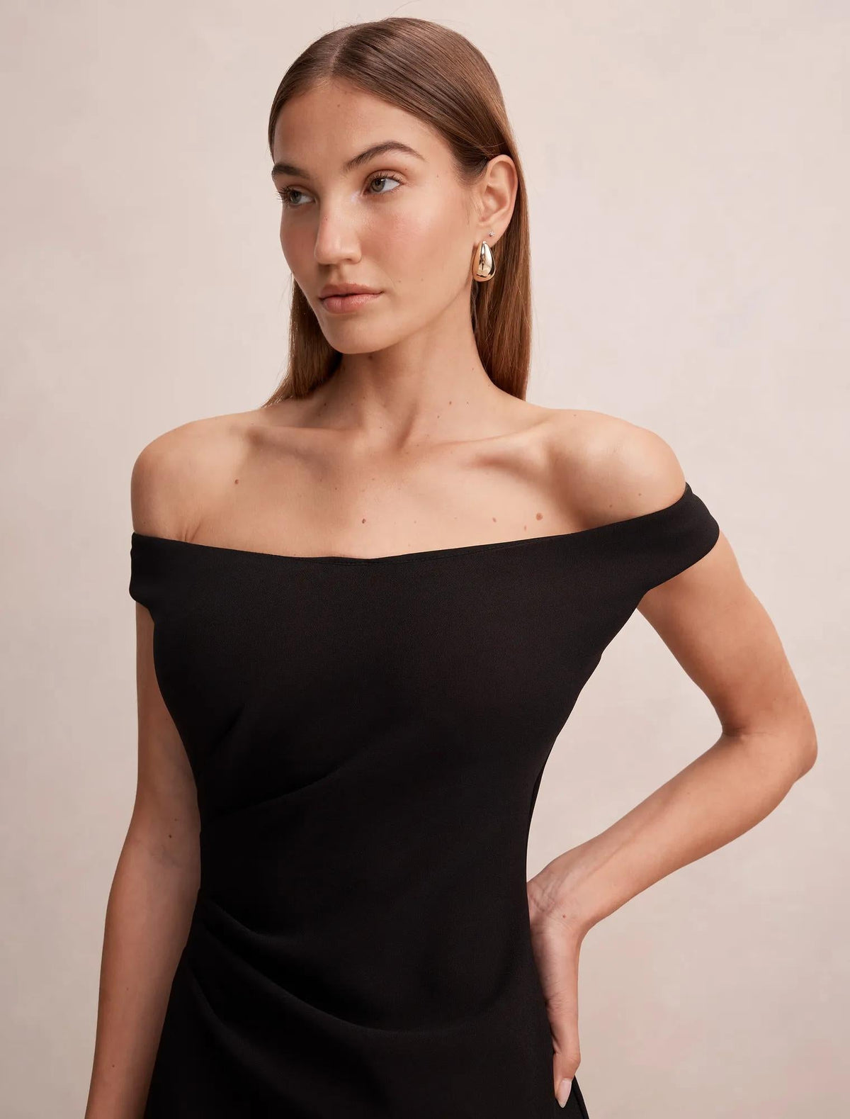 Zaria Omuzları Açık Bodycon Midi Elbise Siyah