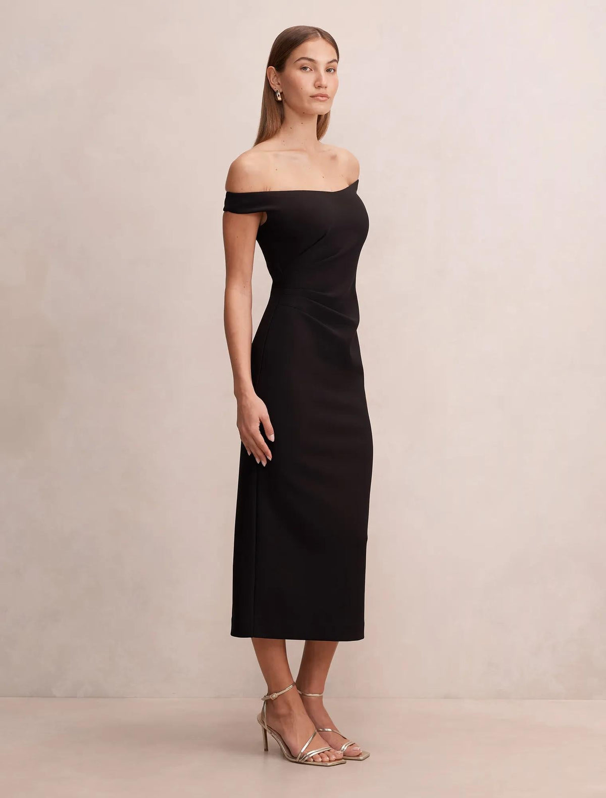 Zaria Omuzları Açık Bodycon Midi Elbise Siyah