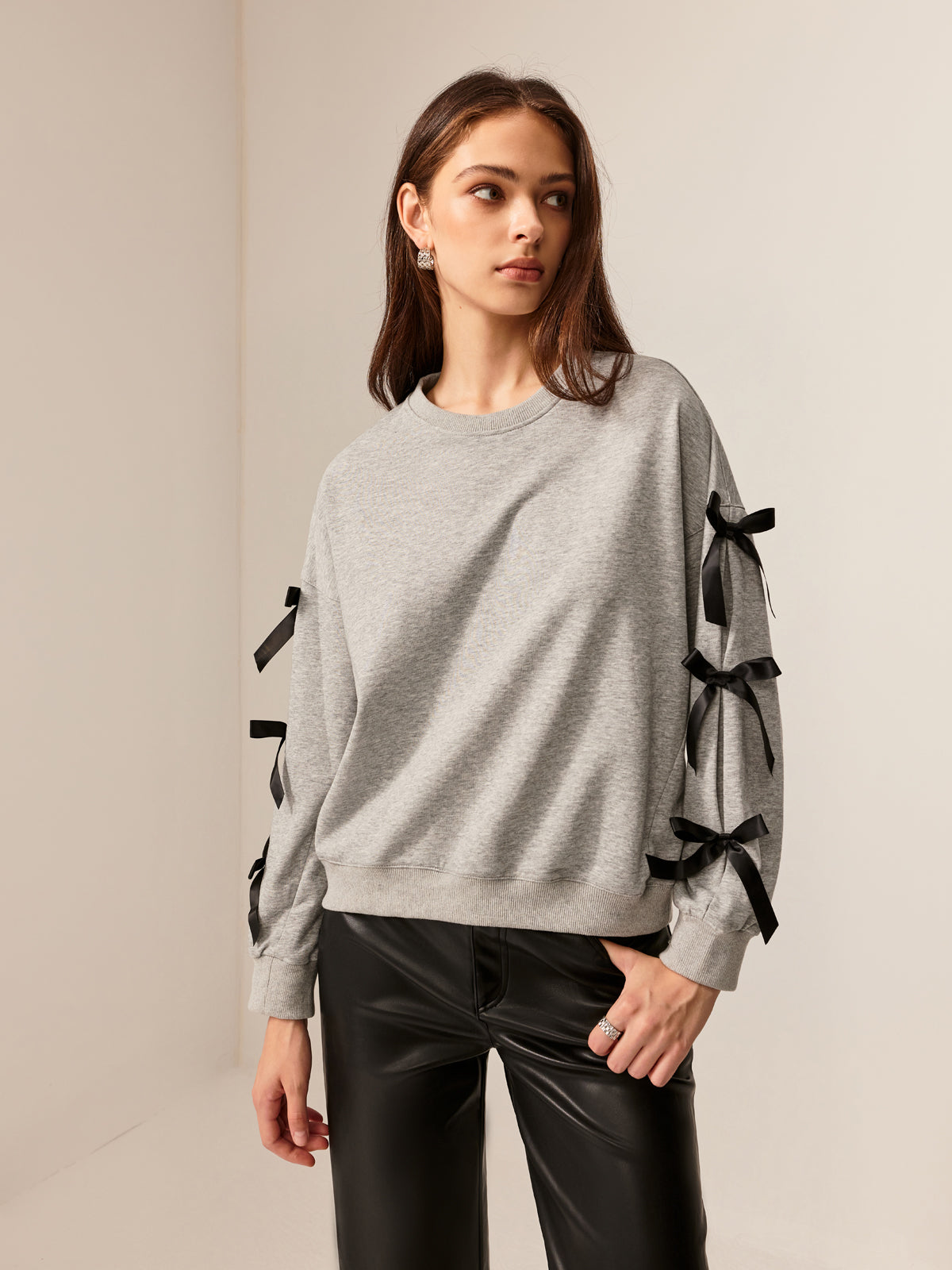Yuvarlak Yaka Fiyonklu Sweatshirt