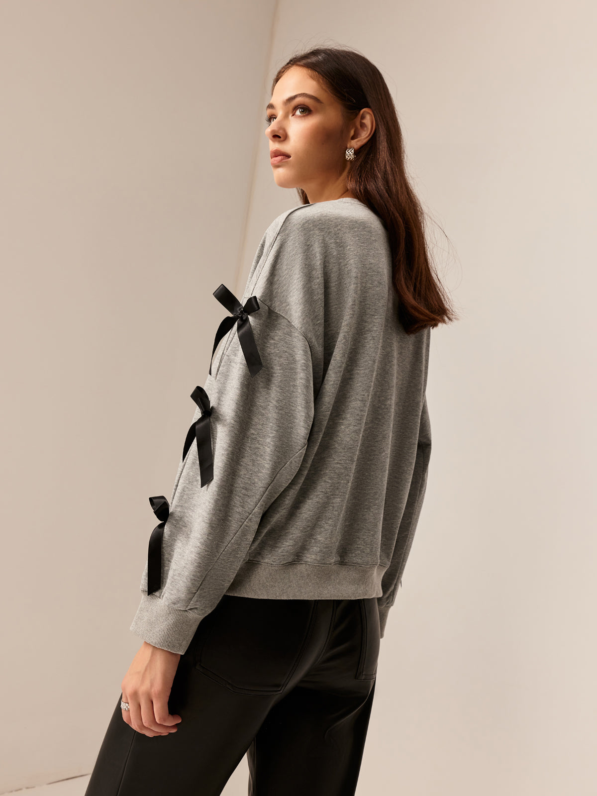 Yuvarlak Yaka Fiyonklu Sweatshirt