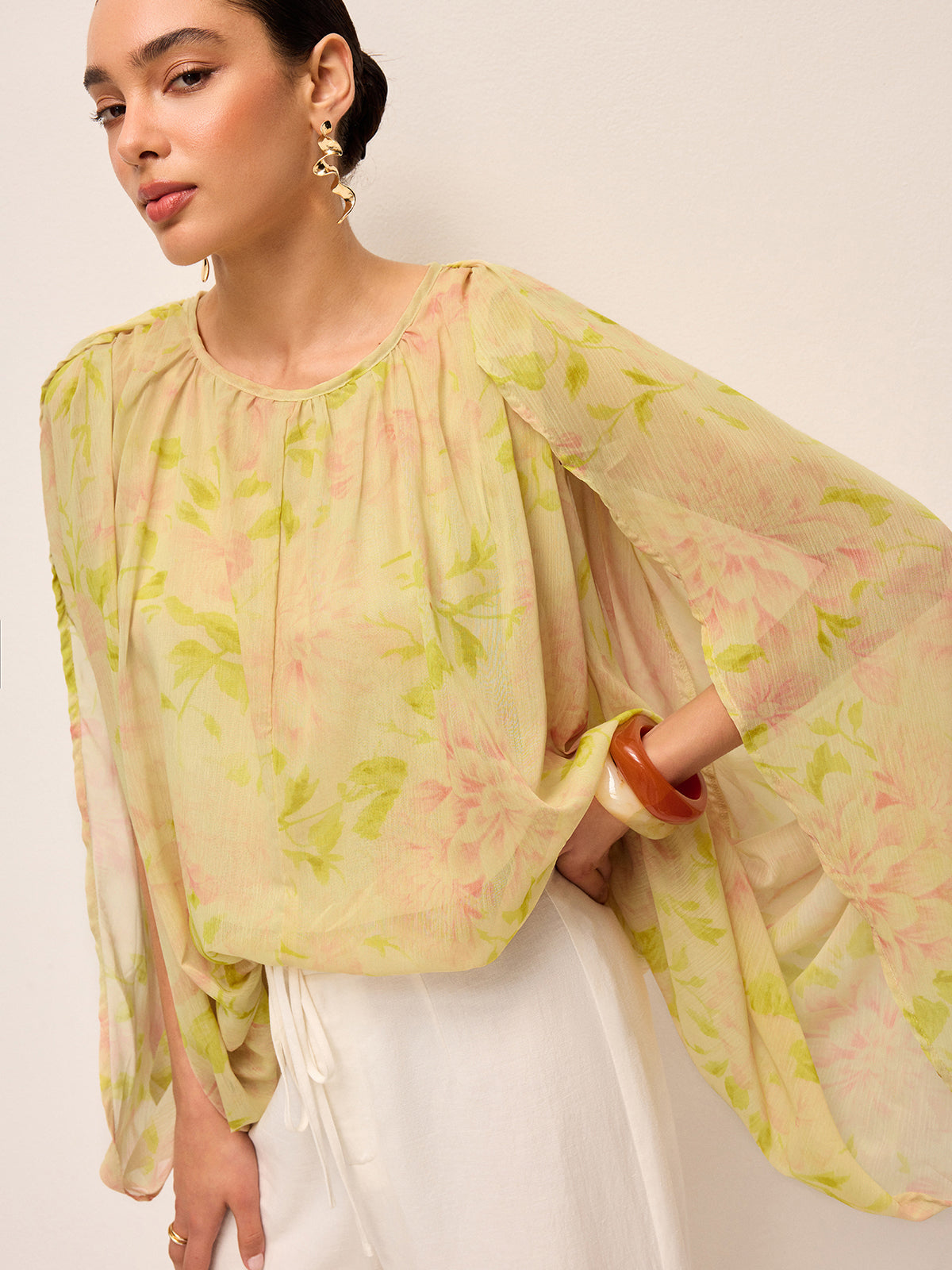 Yarı Şeffaf Şifon Çiçek Desenli Drape Kollu Bluz