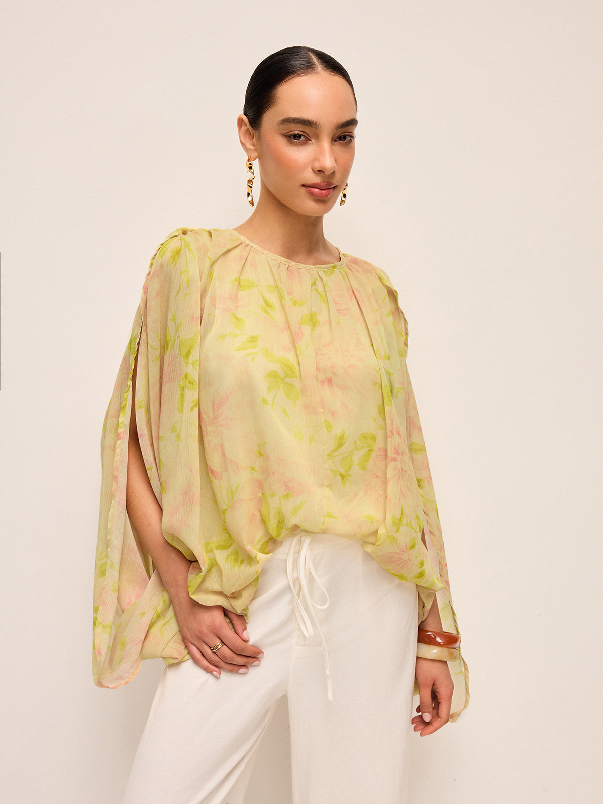 Yarı Şeffaf Şifon Çiçek Desenli Drape Kollu Bluz