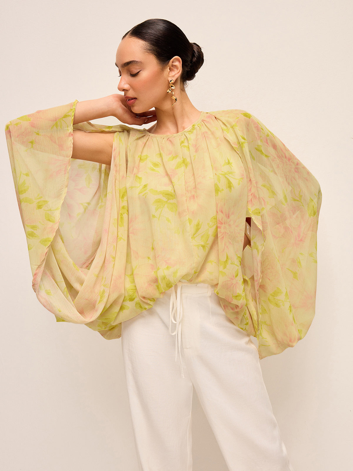 Yarı Şeffaf Şifon Çiçek Desenli Drape Kollu Bluz