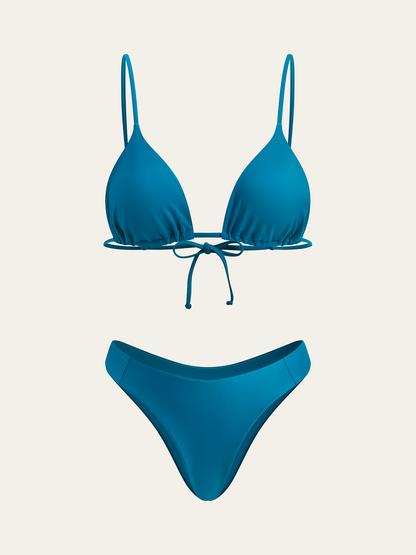 Üçgen Üst ve İki Alt Stil Bikini Takımı