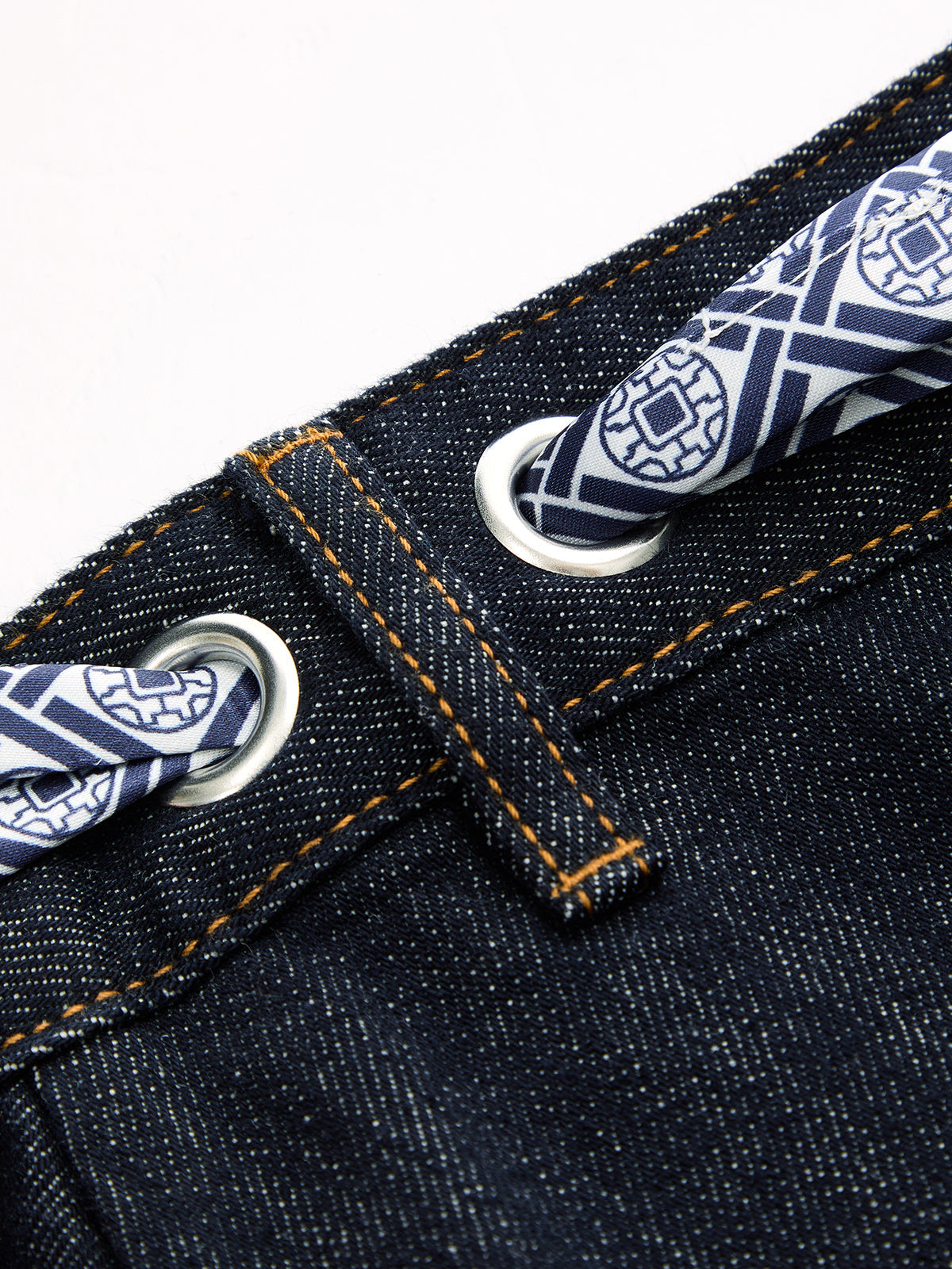 Fular Desenli Bağlama Detaylı Denim Midi Etek