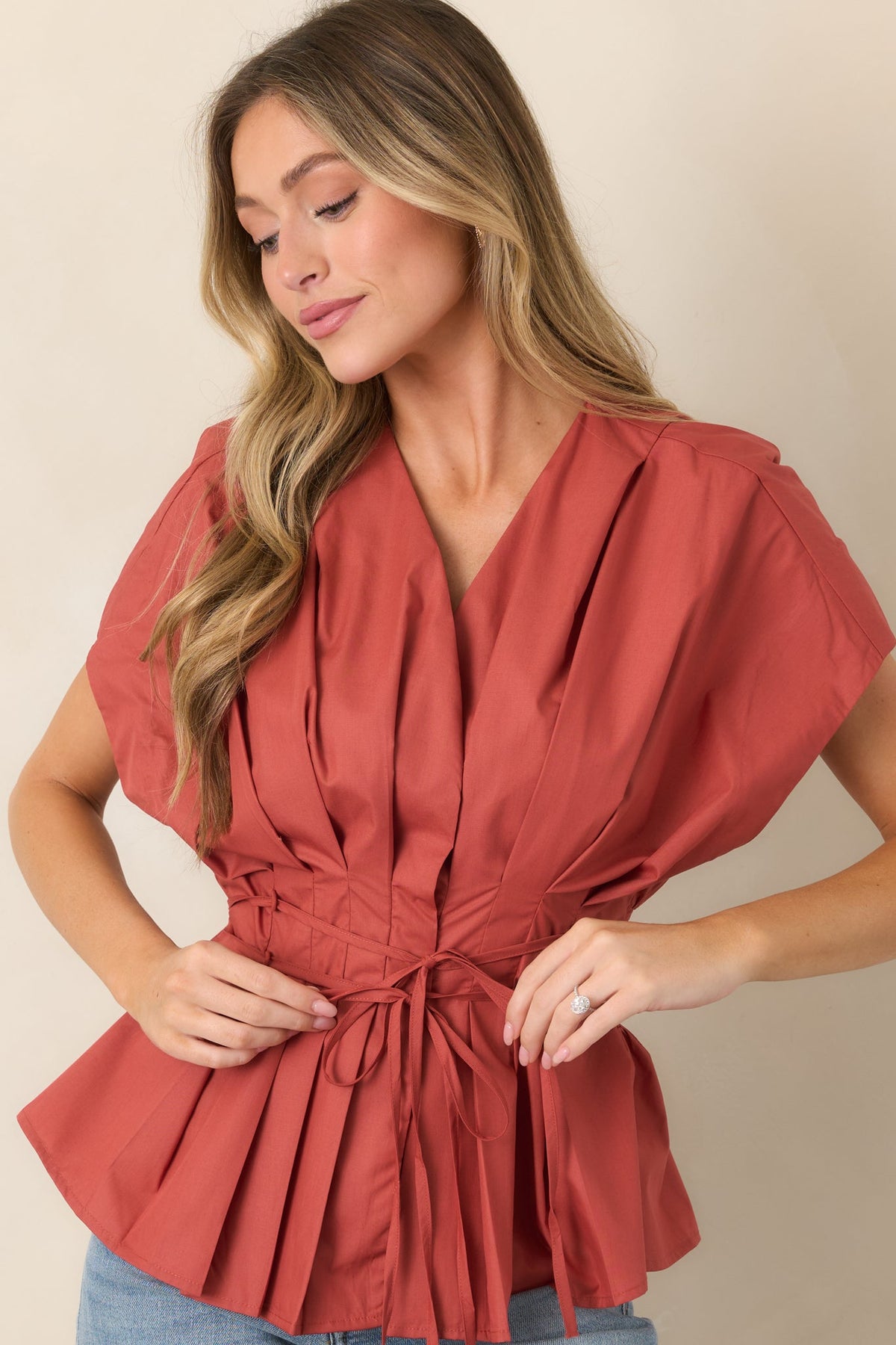 Tarçın Rengi Pilili Kuşaklı Peplum Bluz