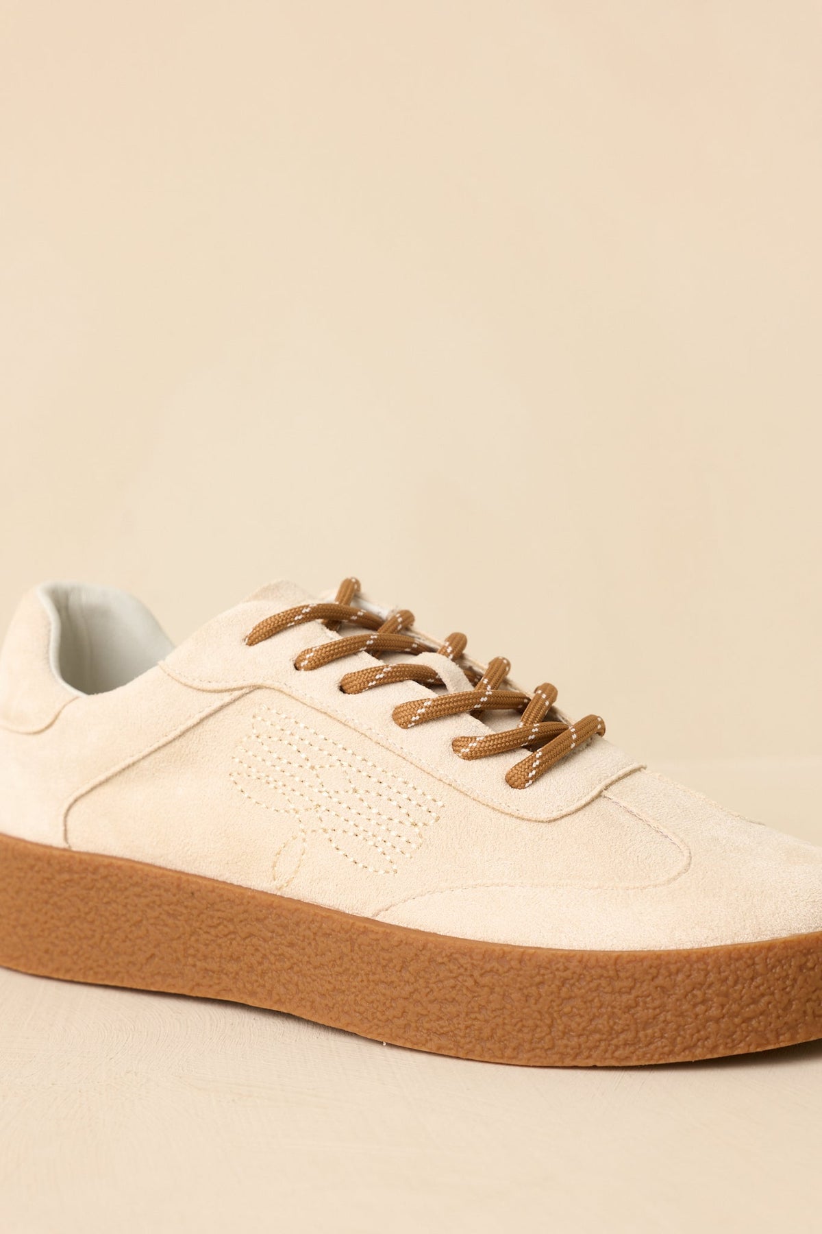 Bej Süet Görünümlü Nakışlı Bağcıklı Sneaker