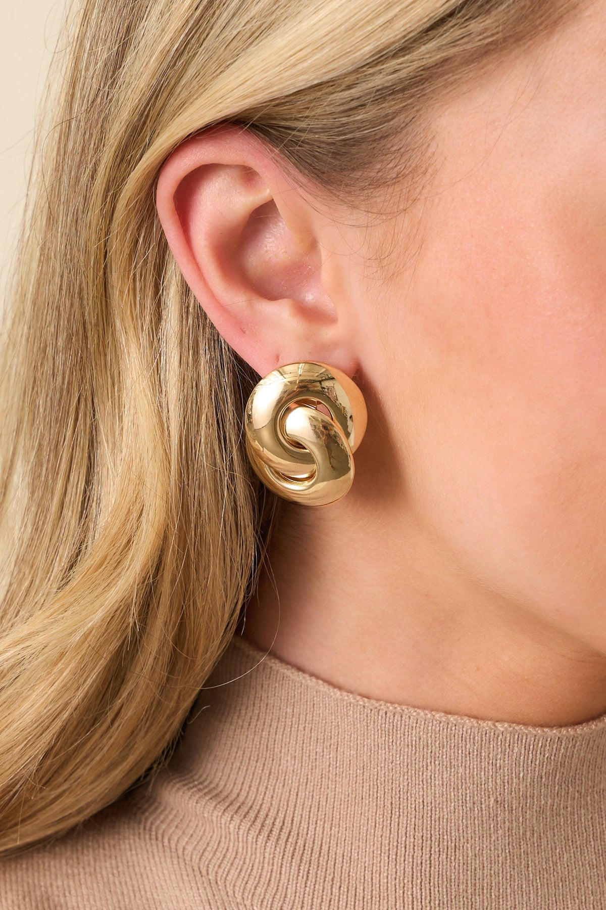 Gold İç İçe Geçmiş Spiral Küpe