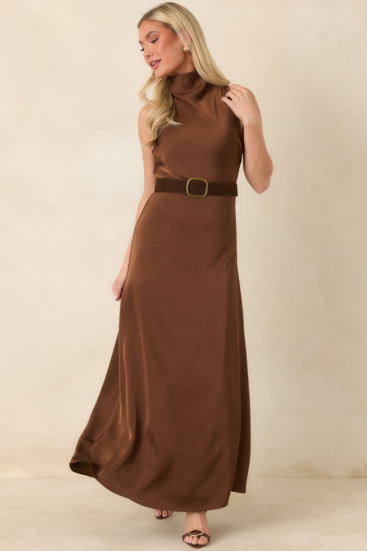 Kahverengi Saten Dik Yaka Kemerli Maksi Elbise
