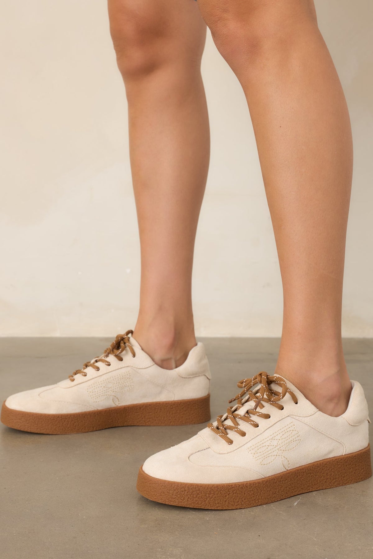 Bej Süet Görünümlü Nakışlı Bağcıklı Sneaker