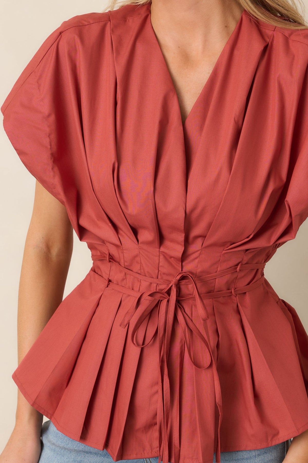 Tarçın Rengi Pilili Kuşaklı Peplum Bluz