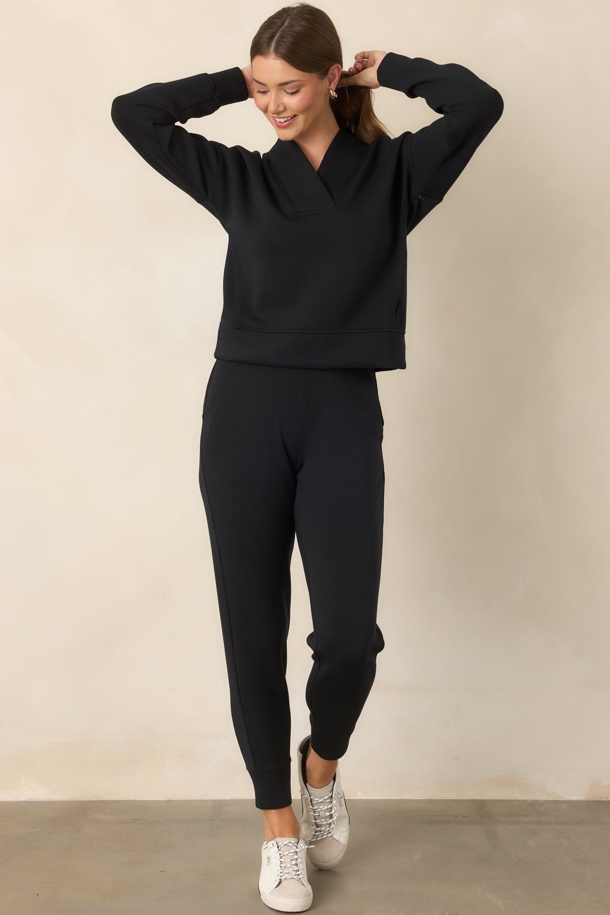 Siyah Geniş V Yaka Uzun Kollu Sweatshirt