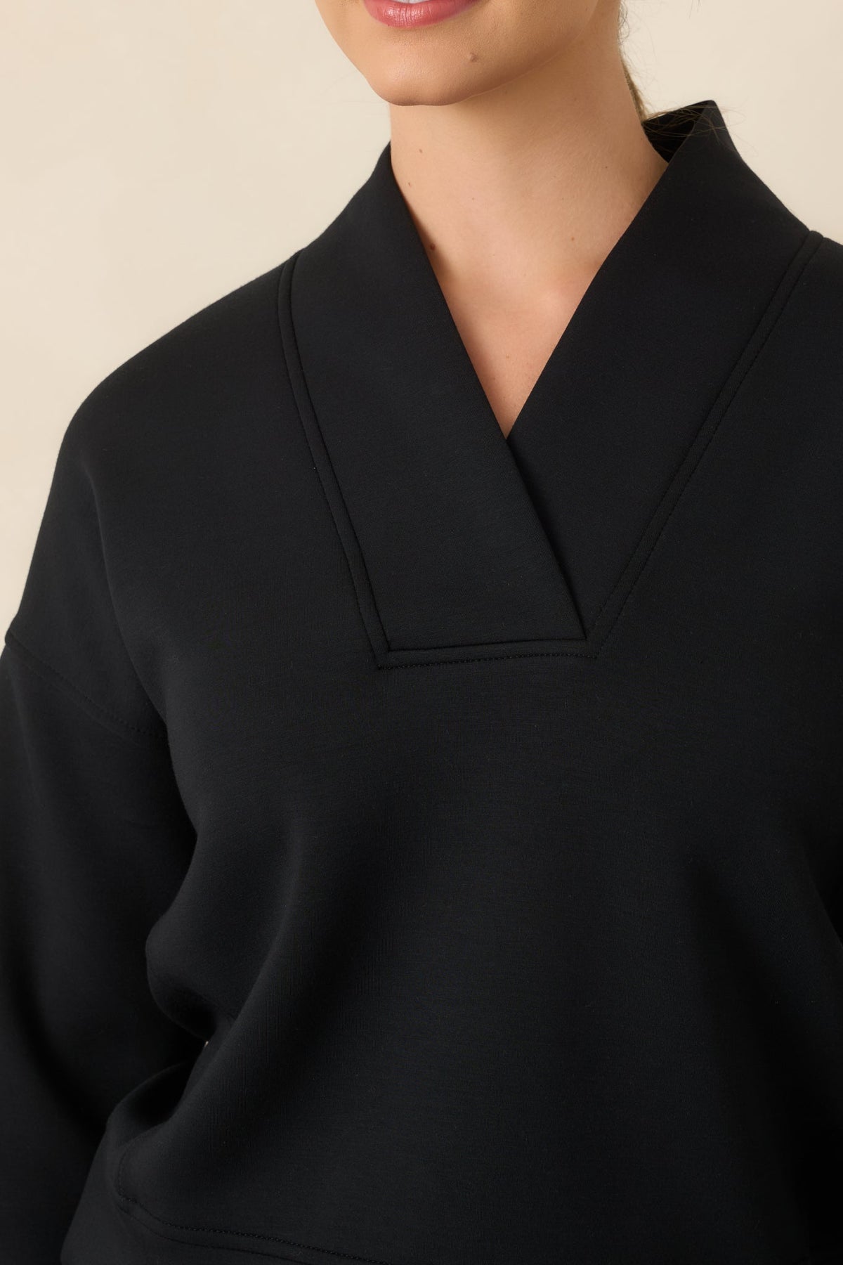 Siyah Geniş V Yaka Uzun Kollu Sweatshirt